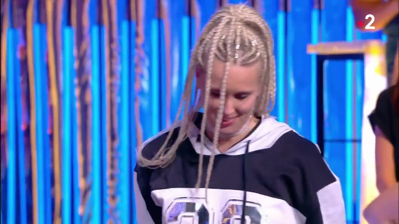 Mélanie Page surprend Nagui, gêné, dans les bras d'une danseuse de N'oubliez pas les paroles