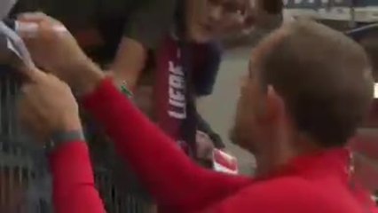 PSG - Tuchel signe des autographes après le match nul contre Nuremberg