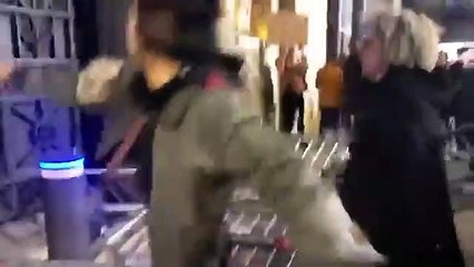 Los animalistas lanzan objetos contra el Ayuntamiento de Barcelona