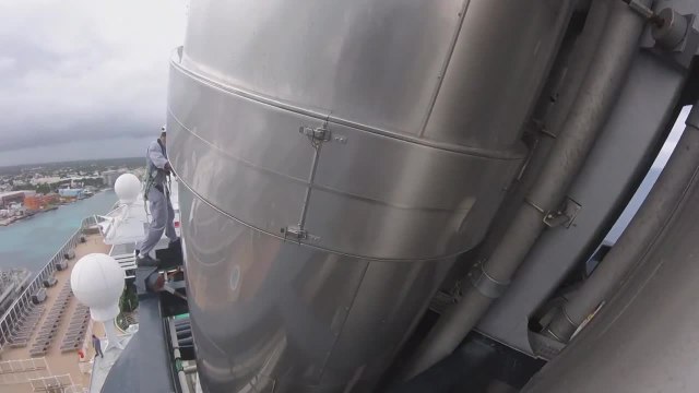 Le Monde secret (M6) : la périlleuse opération de nettoyage des cheminées du Seaside, l'un des plus gros paquebots du monde