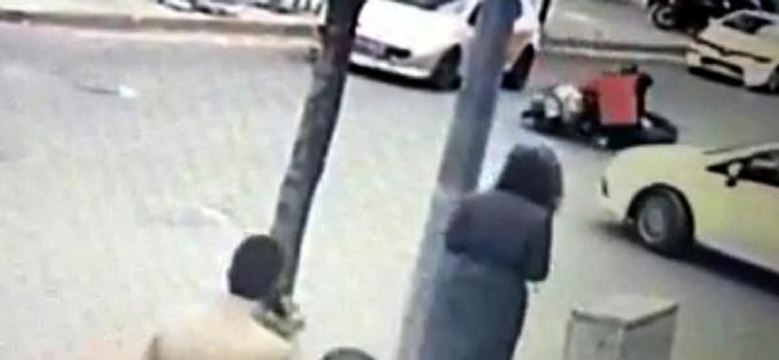 EHLİYETSİZ MOTOSİKLETLİ KURYENİN ÇARPTIĞI YAYA AĞIR YARALANDI