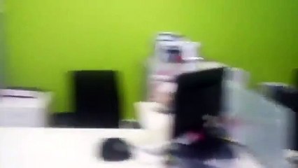 Un seguidor de Vox arremete contra los ‘negros’ en una oficina de empleo