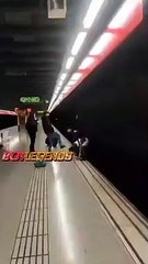 Una chica orina en el metro de Barcelona y un chico cae a las vías