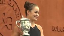 Roland-Garros - Barty pose avec la coupe Suzanne-Lenglen