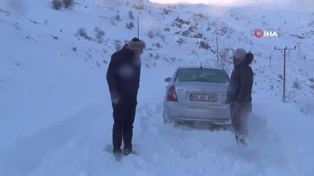 Bayburt'ta kar, tipide araçlarıyla mahsur kalan vatandaşlar kurtarıldı