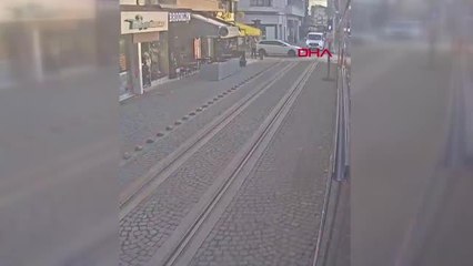 OTOMOBİLLE TRAMVAY ÇARPIŞTI; KAZA ANI GÜVENLİK KAMERASINDA