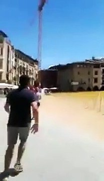 Un coche arrasa las cruces amarillas 'indepes' de Vic