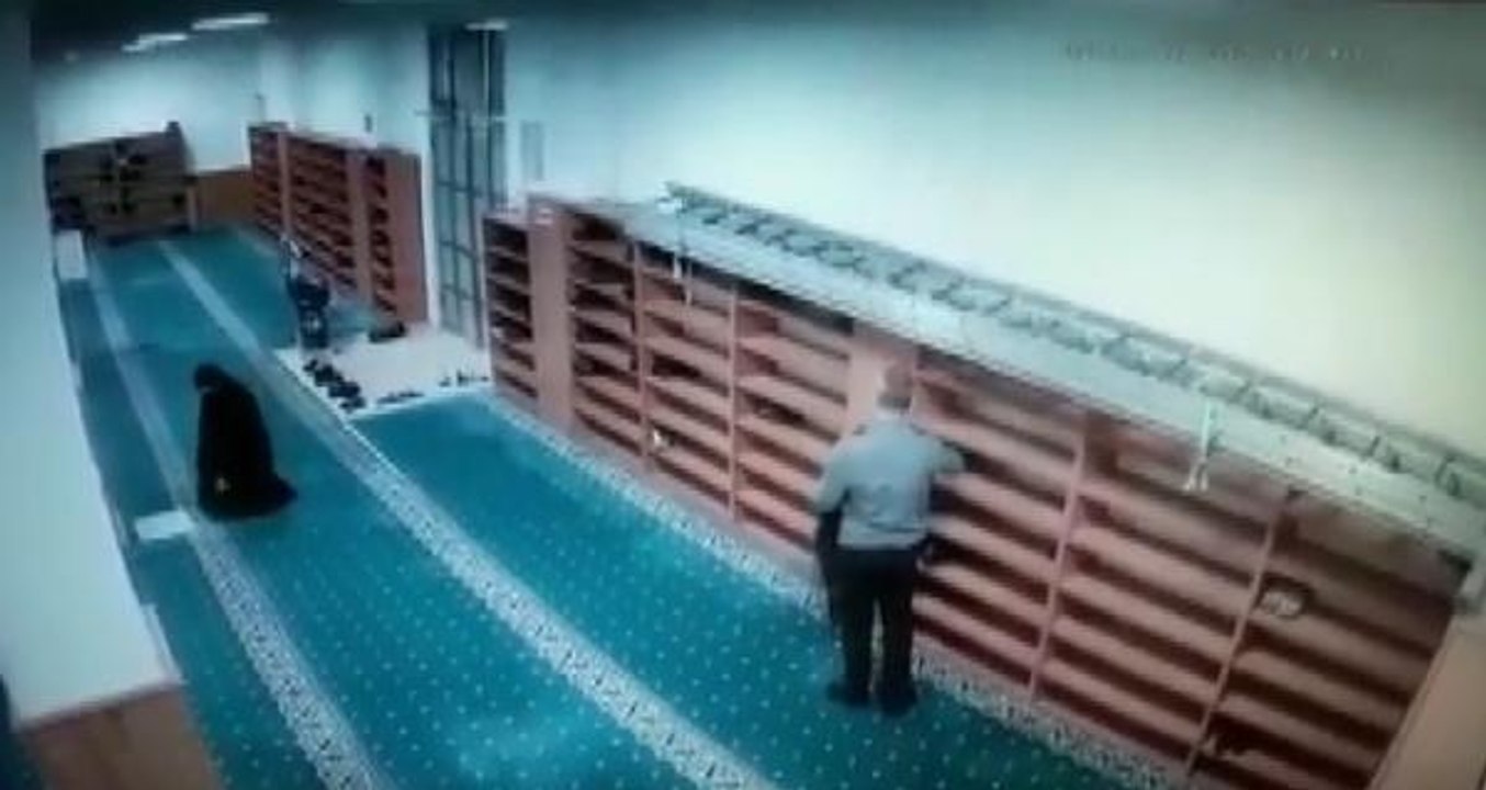 BAĞCILAR'DA AYAKKABI HIRSIZI CAMİ CEMAATİNİ BEZDİRDİ