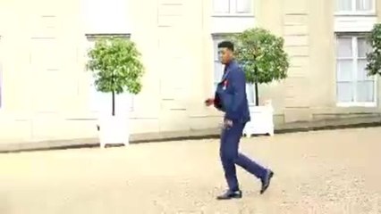 Bleus - L'équipe de France resort de l'Élysée avec la légion d'honneur