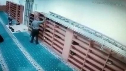 Download Video: Bağcılar’da ayakkabı hırsızı cami cemaatini bezdirdi