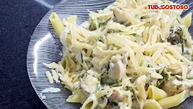 Macarrão ao molho branco com Frango e Brócolis