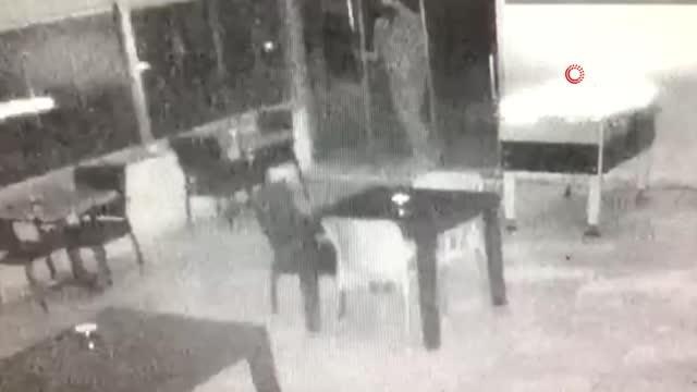Kapısını zorlayarak içeri girdi, kasadan paraları böyle çaldı