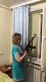Une femme ivre tire à la Kalashnikov depuis sa fenêtre pour fêter le Nouvel An (Russie)