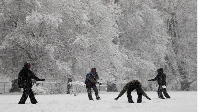 Jammu-Kashmir receives heavy snowfall, tourists enjoy