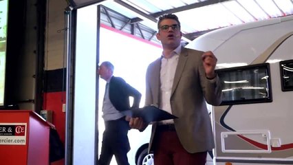 Exclu. Zone interdite : dans une vente aux enchères, les prix flambent pour... un camping-car !