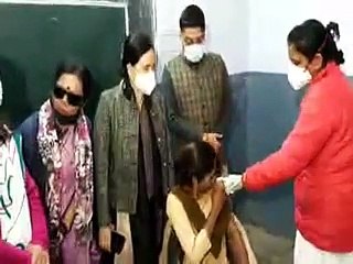किशोर-किशोरियों को लगाया सुरक्षा टीका, शत-प्रतिशत होगा वैक्सीनेशन