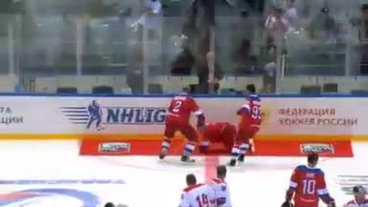 Hockey - Les pieds dans le tapis, Vladimir Poutine chute lors d'un match de gala