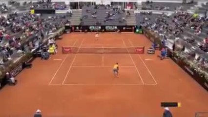 Rome - Kyrgios sert à la cuillère dès le premier point du match !