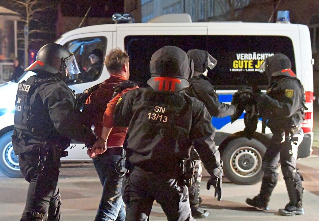 Festnahmen bei Corona-'Spaziergängen' in Deutschland