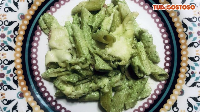 Macarrão ao molho de espinafre