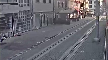 Tramvayla çarpışan otomobildeki iki kişi yaralandı