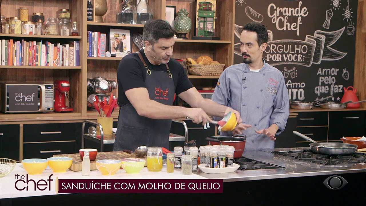 Sanduíche com molho de queijo