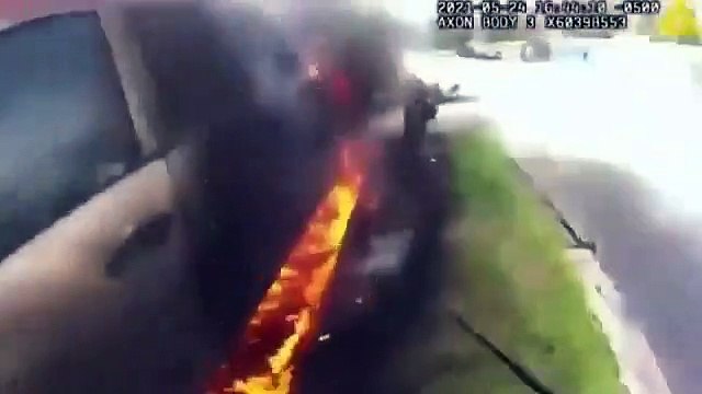 Un policier sauve un homme dans un pickup en feu
