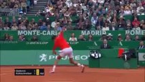 Monte-Carlo - Djokovic fracasse sa raquette face à Kohlschreiber