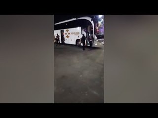 وصول حافلتي أسوان والأهلي لملعب المباراة استعدادا للقاء الفريقين