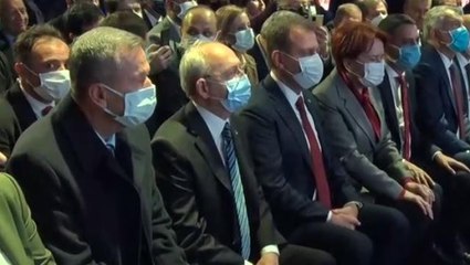 Selanik türküsünü dinleyen Akşener, hem eşlik etti hem de ağladı