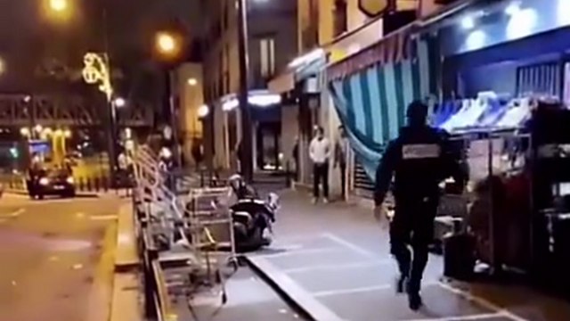Il roule en scooter sur un trottoir pour échapper à la police