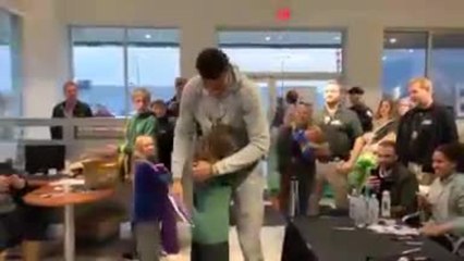 NBA - Quand Giannis Antetokounmpo fait le bonheur d'une jeune fan