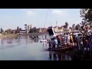 لحظة انتشال أول سيارة من معدية الموت بالبحيرة