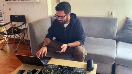 أحمد الفيشاوي يرقص متجاهلاً التعليق على طلاقه