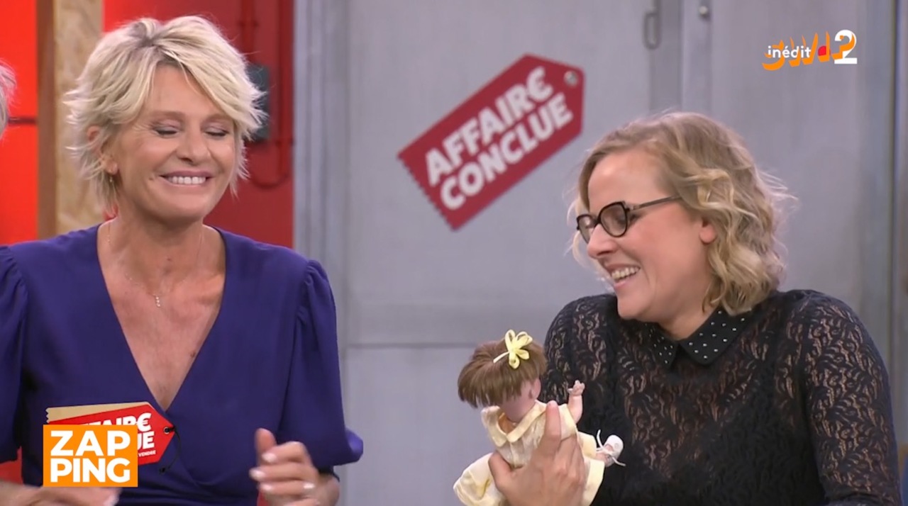 Affaire conclue : gros fou rire de Sophie Davant devant une poupée  "particulièrement moche" (VIDEO)