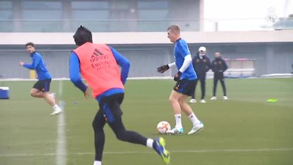 Télécharger la video: El Real Madrid ya prepara el encuentro frente al Alcoyano