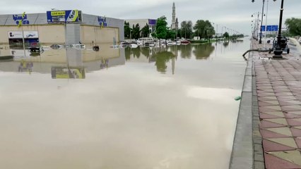 السيول والأمطار الغزيرة تتسبب في إغلاق طرق رئيسية بالعاصمة مسقط