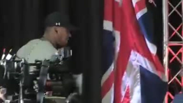 Poids lourds - Détendu, Miller attend l'arrivée de Joshua les pieds sur la table...