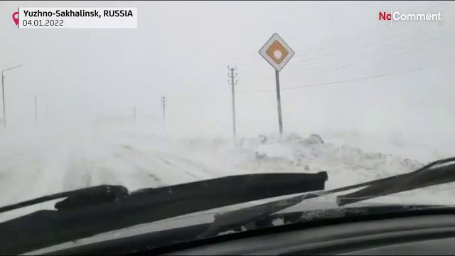 شاهد: عاصفة ثلجية ضخمة تتسبب في تأخير الرحلات وتعيق حركة المرور في منطقة سخالين الروسية