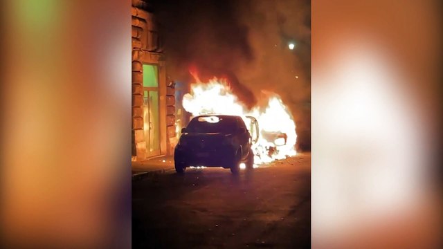 Paura nel centro di Roma, auto e motorini in fiamme in via dei Banchi Vecchi