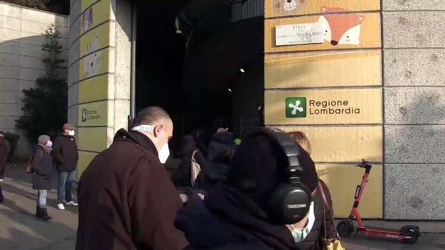 Corsa ai vaccini in Lombardia, Bertolaso: Apriremo gli hub anche di notte