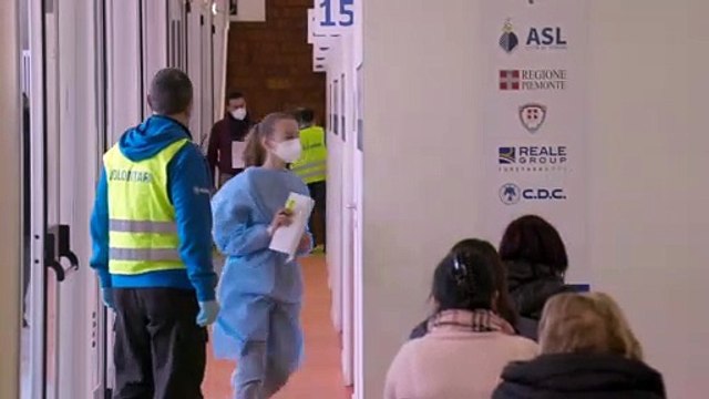 Vaccini, code per la terza dose a Torino: Aiutiamo anche chi deve fare la prima