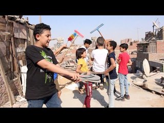 أطفال يؤدون مشاهد سينمائية بطريقة كوميدية فوق أسطح منازلهم