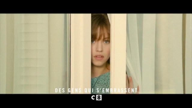 Des gens qui s'embrassent