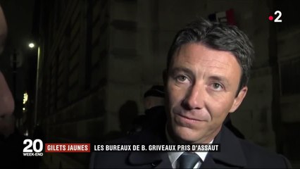 Gilets jaunes : Benjamin Griveaux évacué après que la porte de son ministère a été défoncée