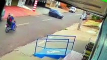 Câmera mostra momento em que carro e moto colidem na Avenida Corbélia, no Bairro Periolo