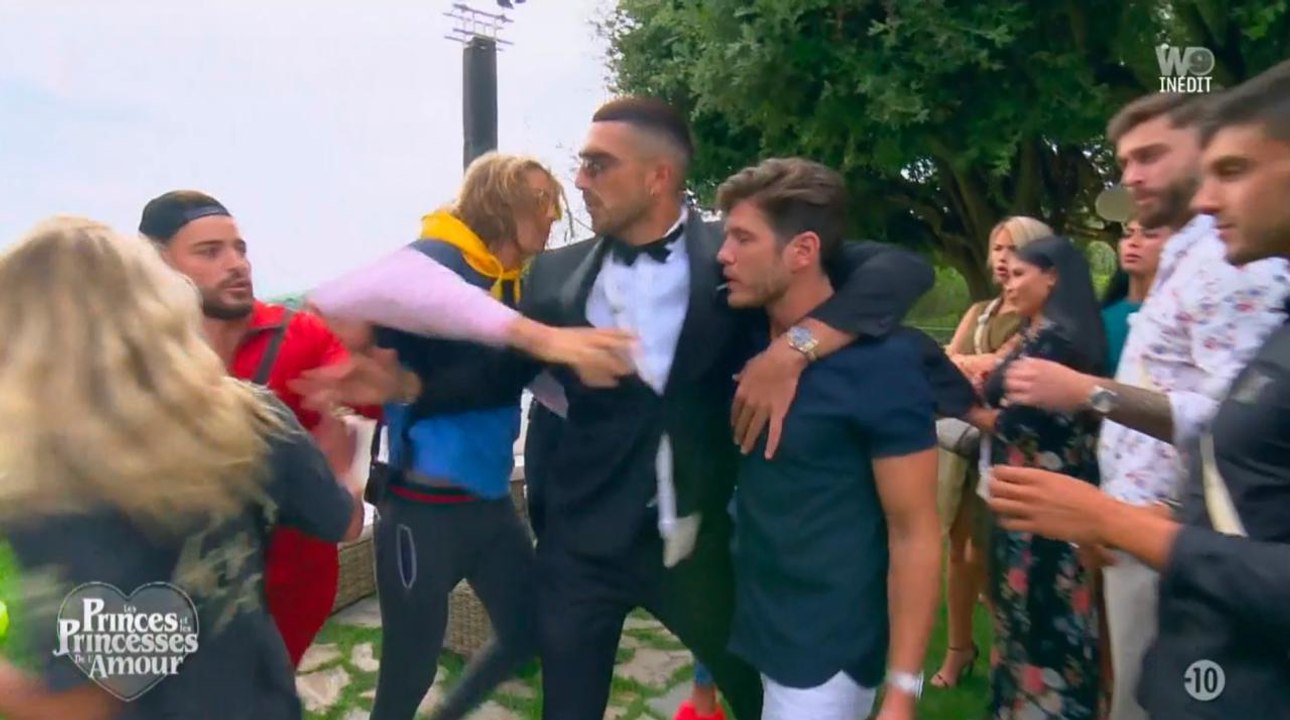Deux candidats des Princes de l'amour se clashent violemment et en viennent aux mains... Le zapping clash