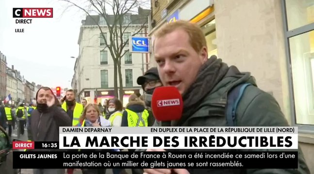 Pris à partie par des Gilets jaunes à Lille, le reporter de CNews forcé d'interrompre son duplex