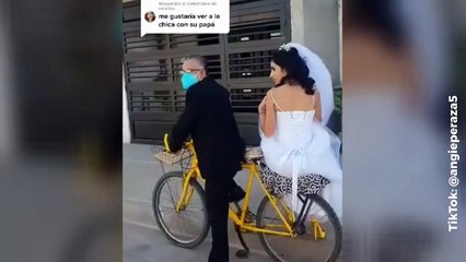 Padre conmueve al llevar a su hija vestida de novia en bicicleta a su matrimonio