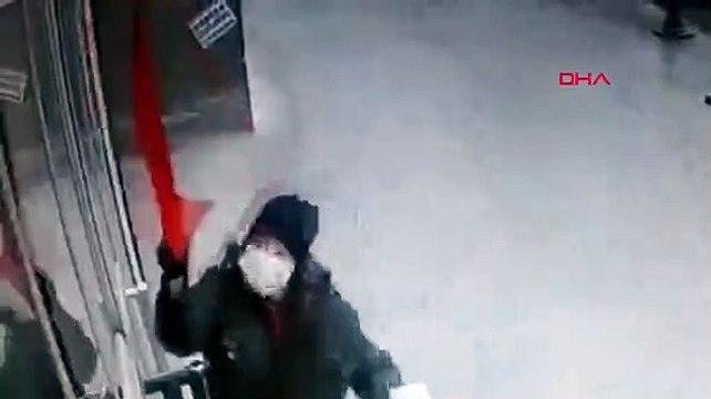 Türk bayrağını indirmek isteyen kadın gözaltına alındı 